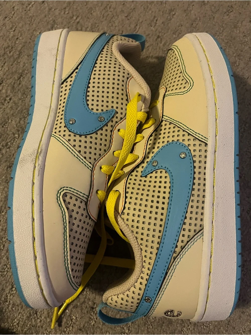 Nike woman 6.5 w / 5y Beige Sneakers with Blue Swoosh and Yellow Laces